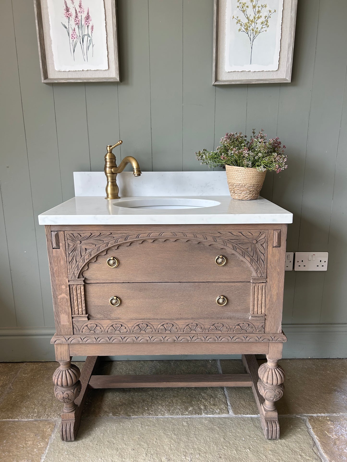 Vintage Single Quartz Undermount Vanity Sink in a Mid Oak. (76cm Wide)