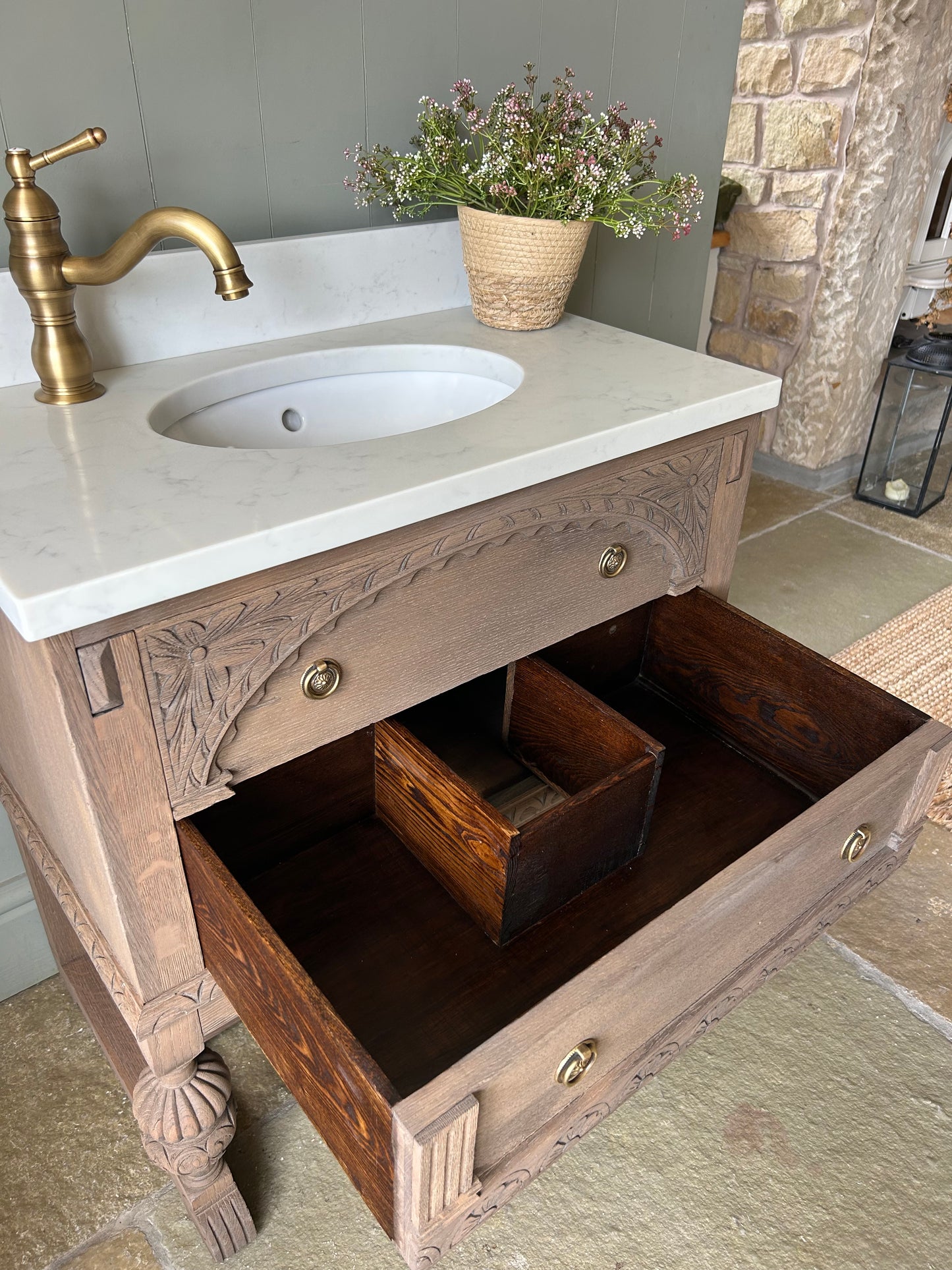 Vintage Single Quartz Undermount Vanity Sink in a Mid Oak. (76cm Wide)