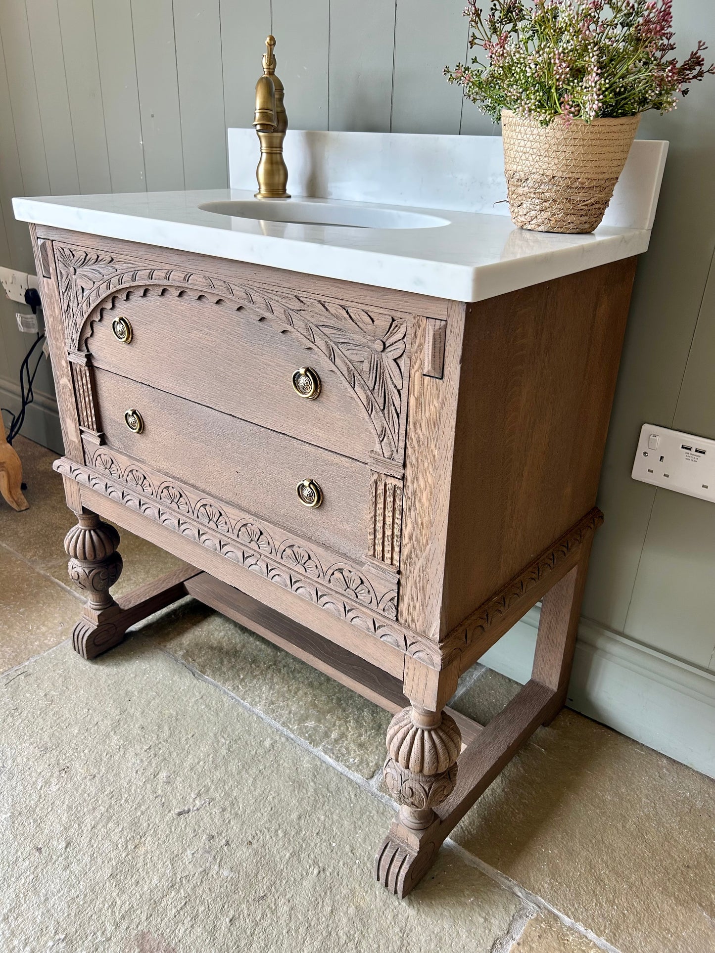 Vintage Single Quartz Undermount Vanity Sink in a Mid Oak. (76cm Wide)