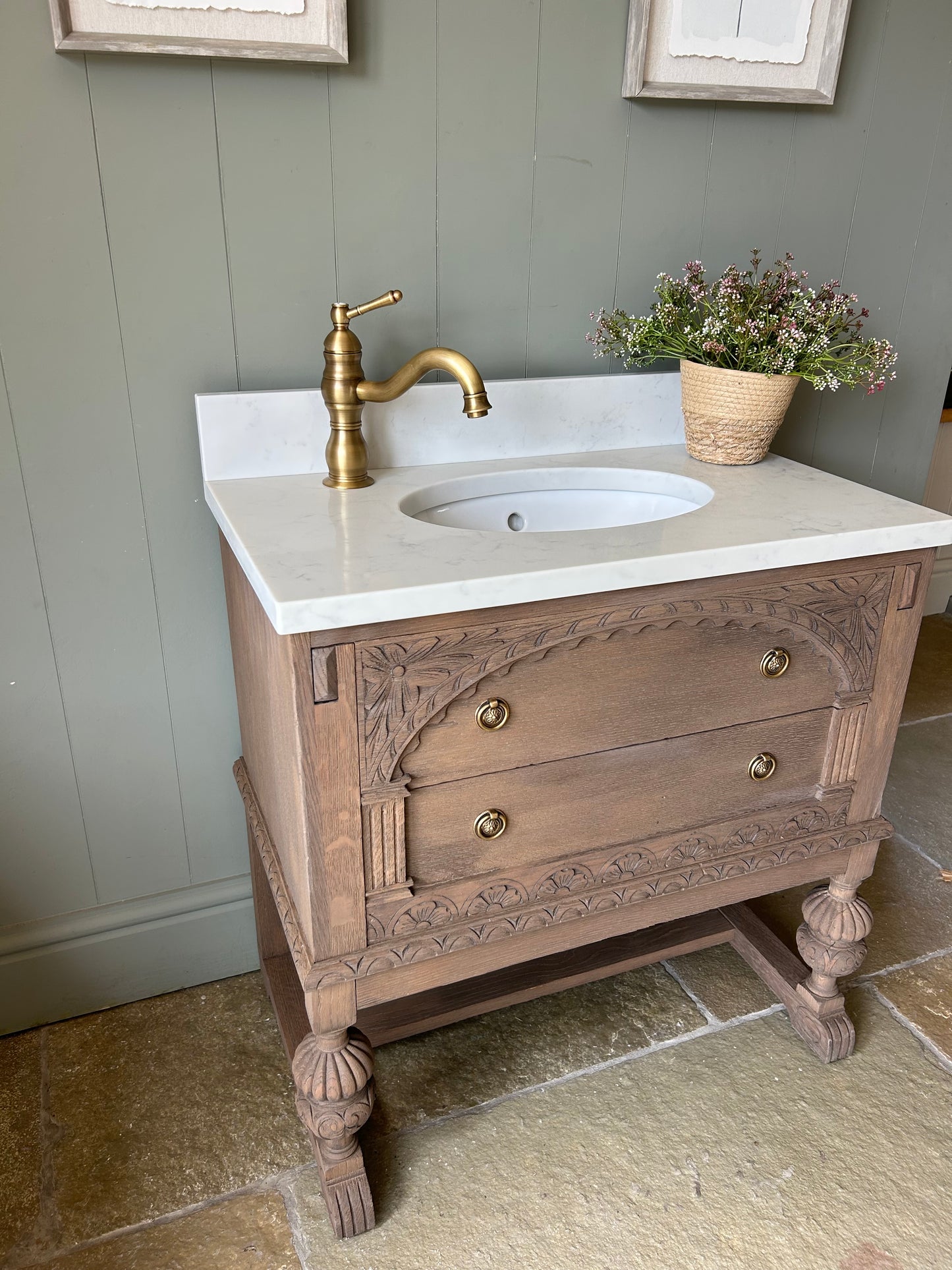 Vintage Single Quartz Undermount Vanity Sink in a Mid Oak. (76cm Wide)