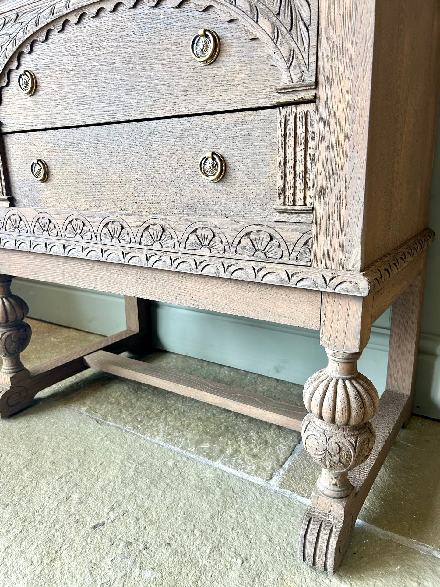 Vintage Single Quartz Undermount Vanity Sink in a Mid Oak. (76cm Wide)