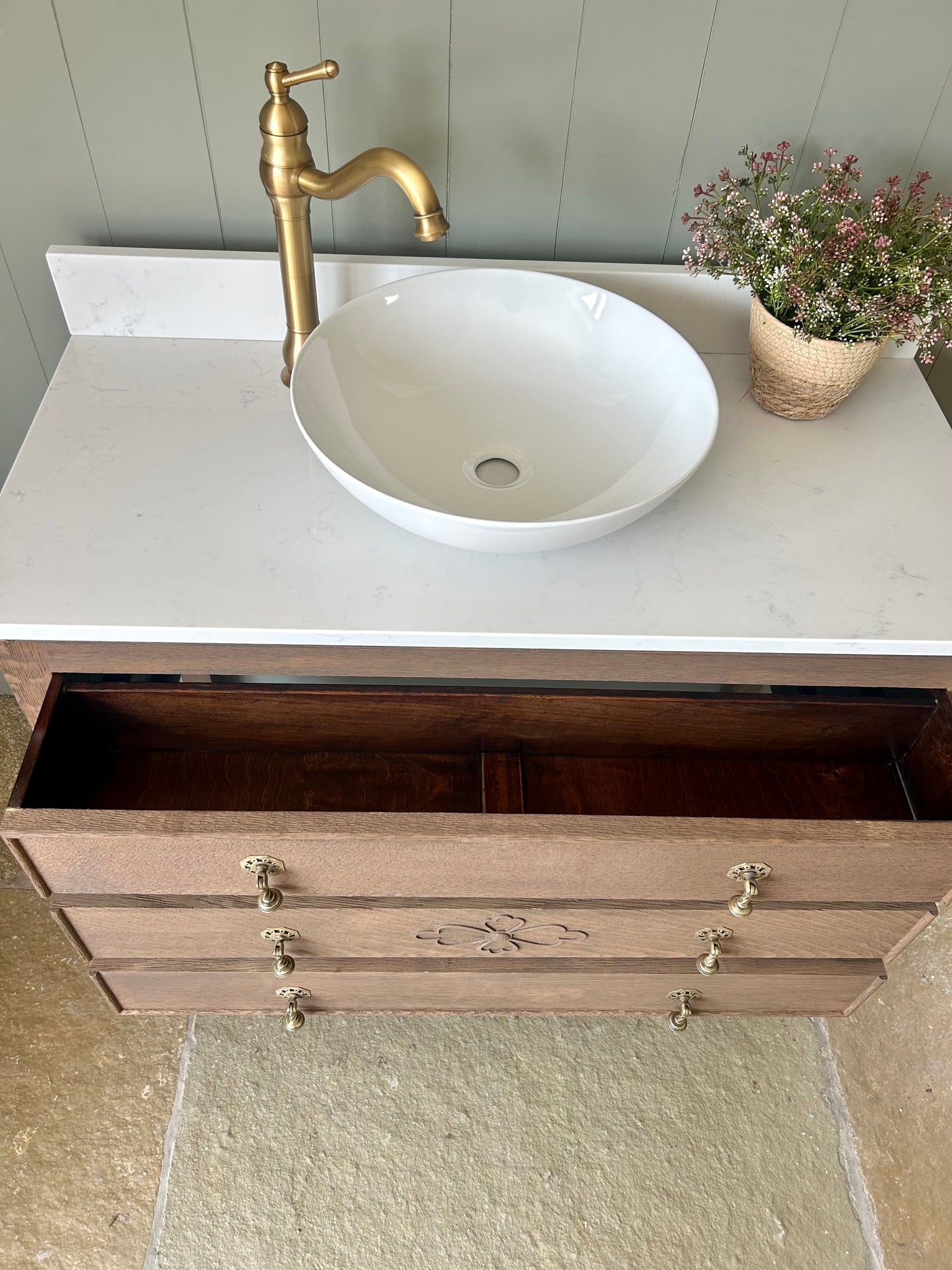 Single Vintage Vanity Sink. Solid Warm Oak, Quartz Top, Upstand and Basin 101cm wide