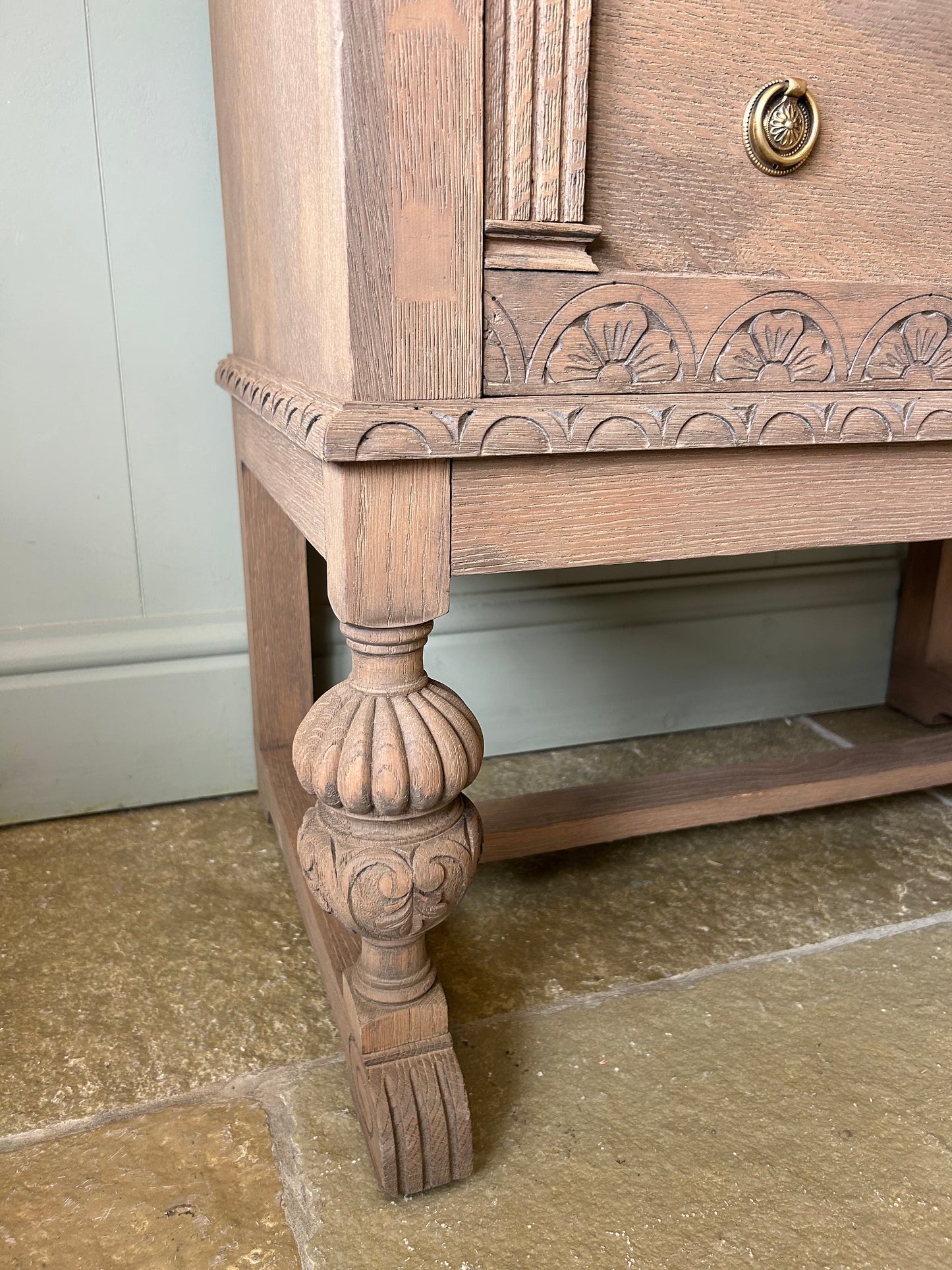 Vintage Single Quartz Undermount Vanity Sink in a Mid Oak. (76cm Wide)