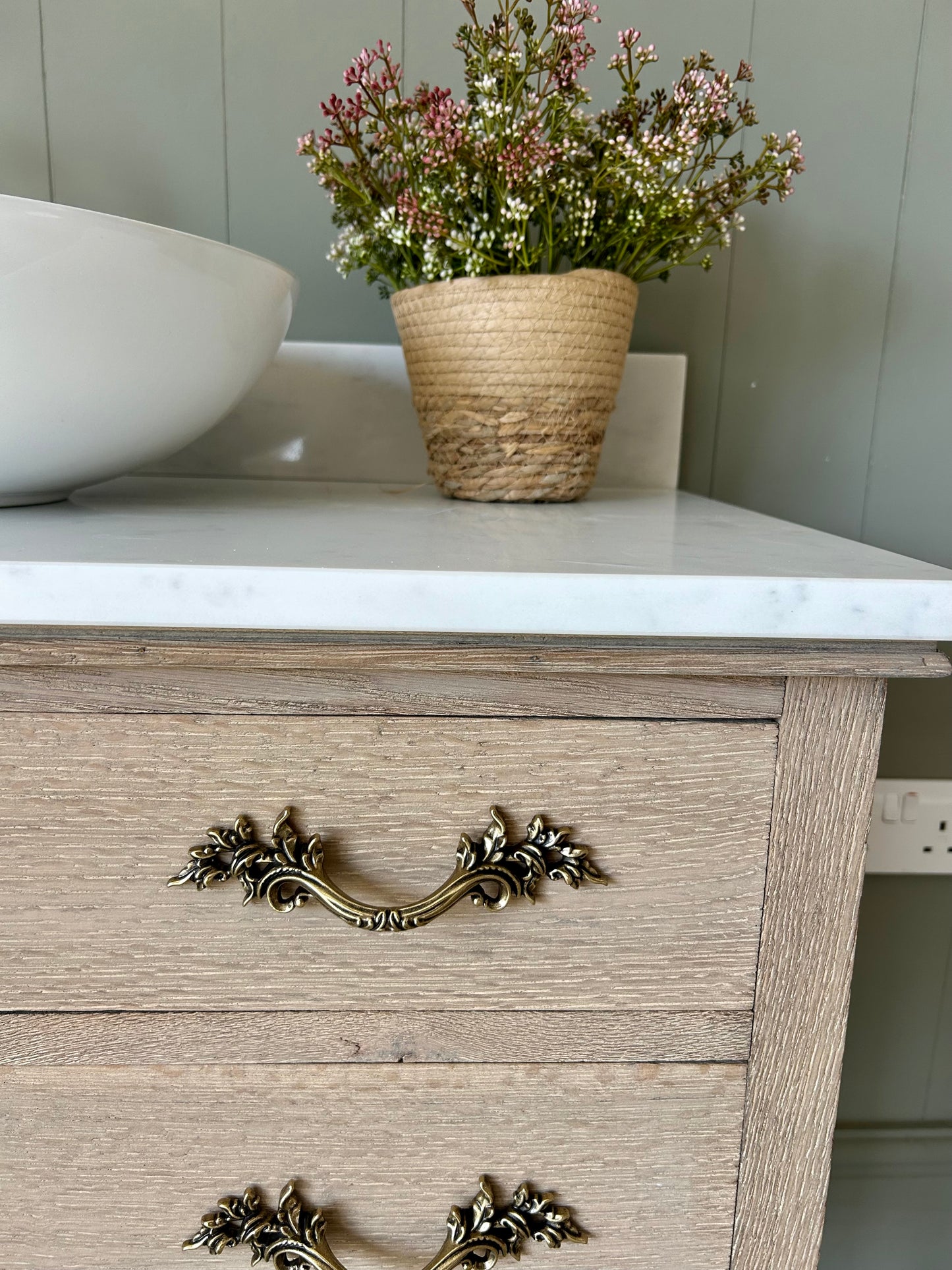 Medium Vanity Sink with Quartz top and Upstand. (91cm wide)