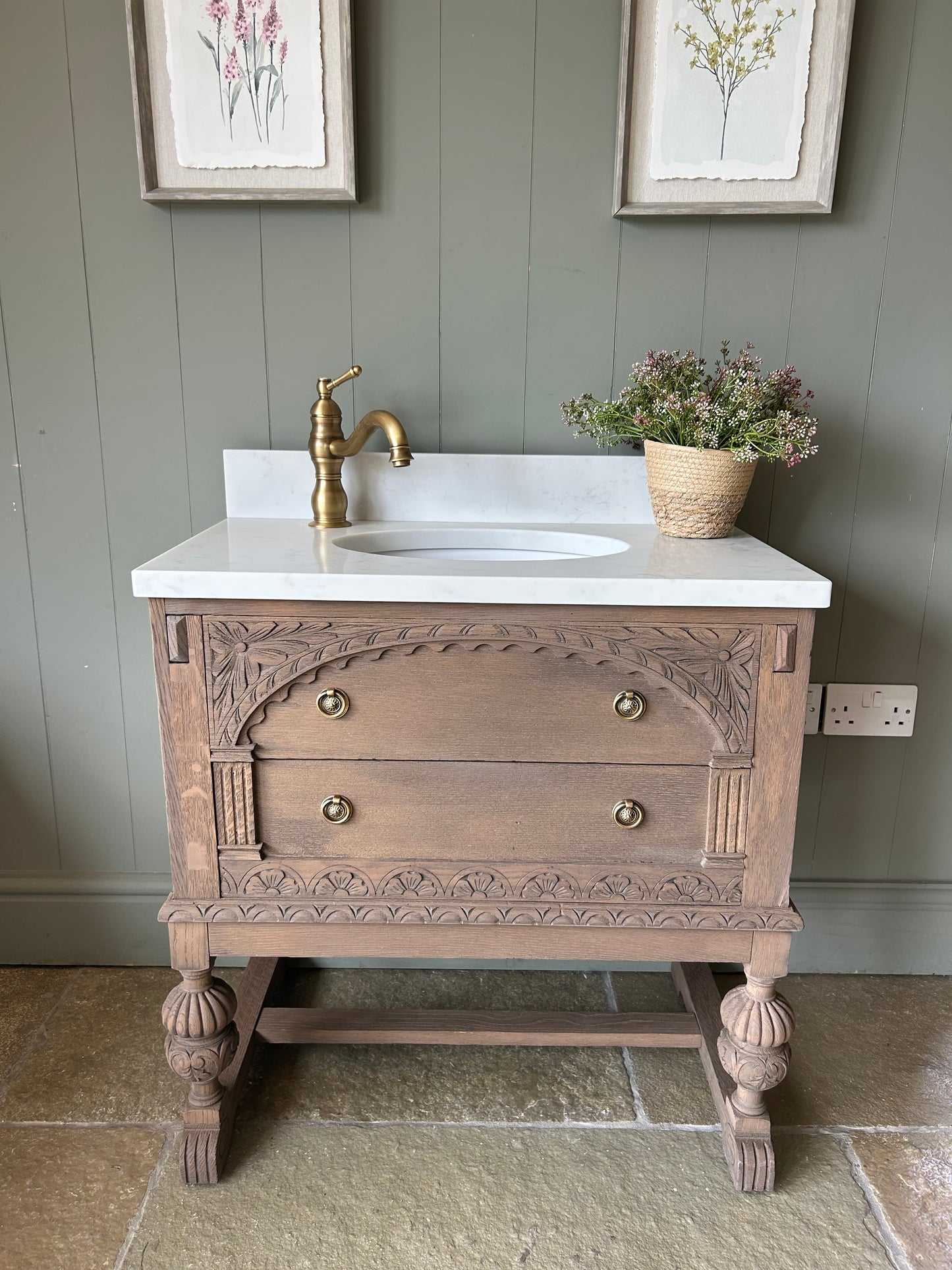 Vintage Single Quartz Undermount Vanity Sink in a Mid Oak. (76cm Wide)