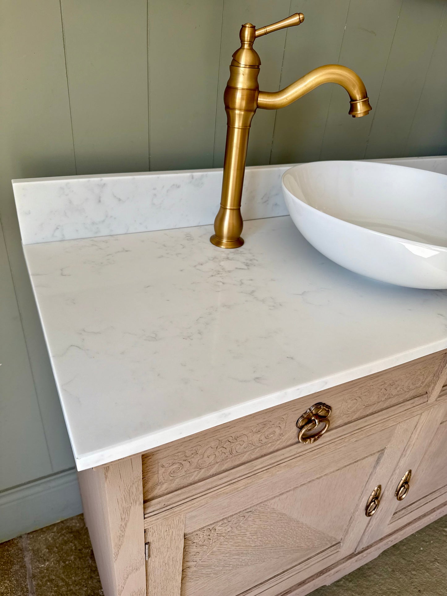 Single Vintage Vanity Sink, Carrara Quartz top, Upstand and basin (111cm wide)
