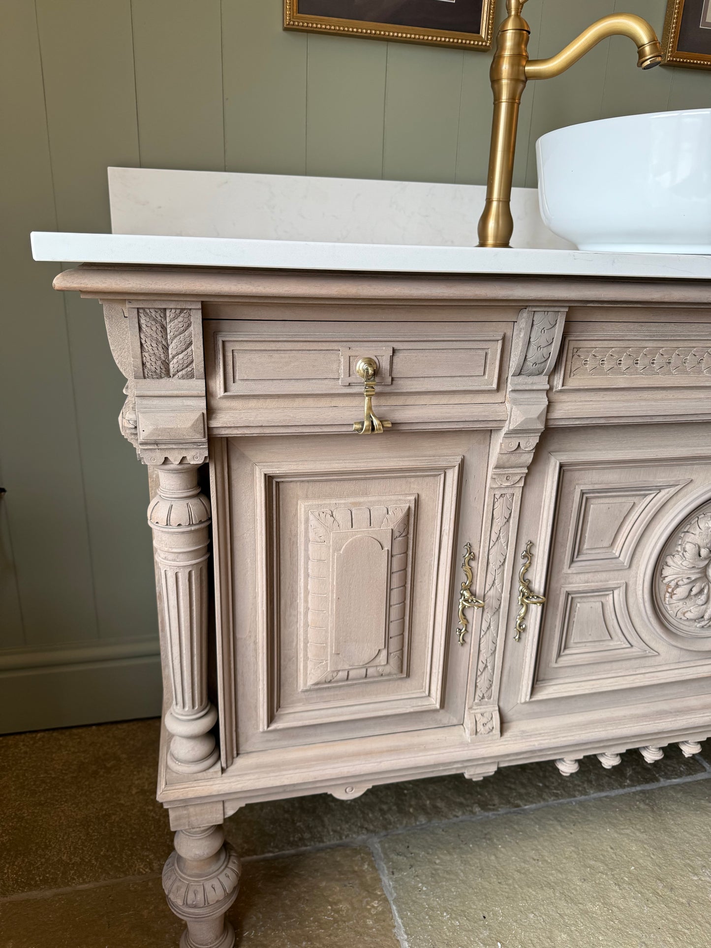 Beautiful Double/single Vanity Sink, antique Solid Oak, Carrara Quartz top, Upstand and basins (152cm)