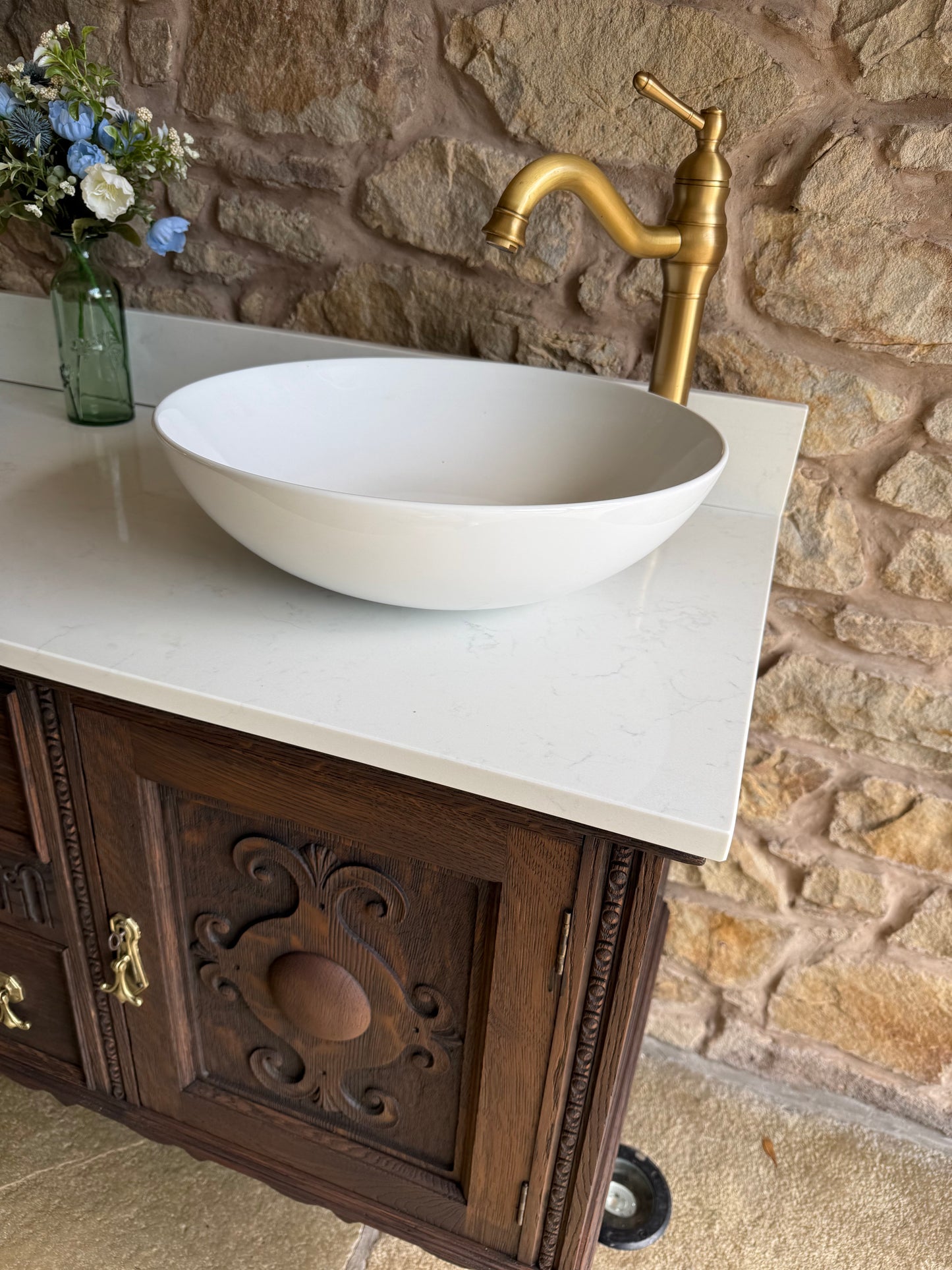 Beautiful Vintage Double Vanity Sink Unit, Quartz Top, Upstand and two basins. (139cm wide)