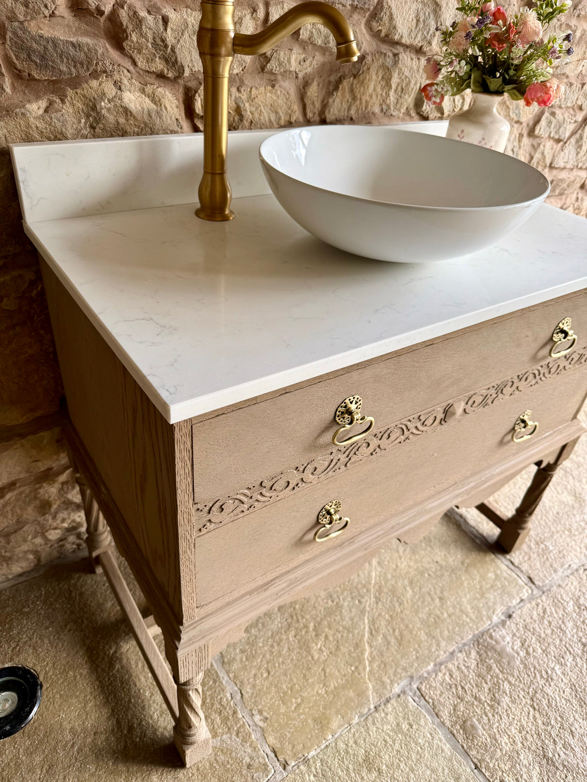 Single Vintage Oak Vanity Sink Unit, Quartz top, Upstand and basin. (90cm wide)
