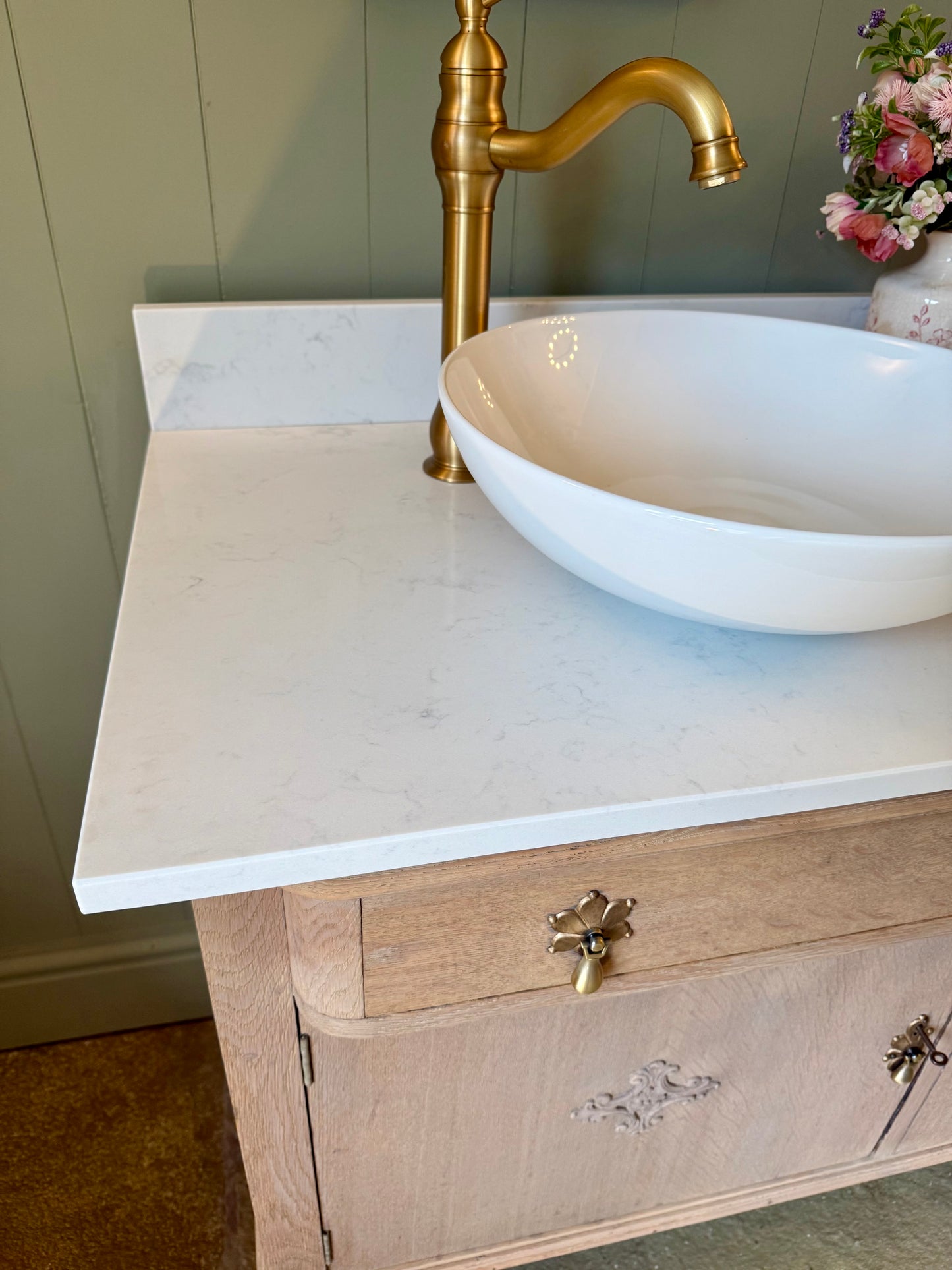 Solid Oak Vintage Double Vanity Sink Unit, Carrara Quartz Top, Upstand and basins (139cm)