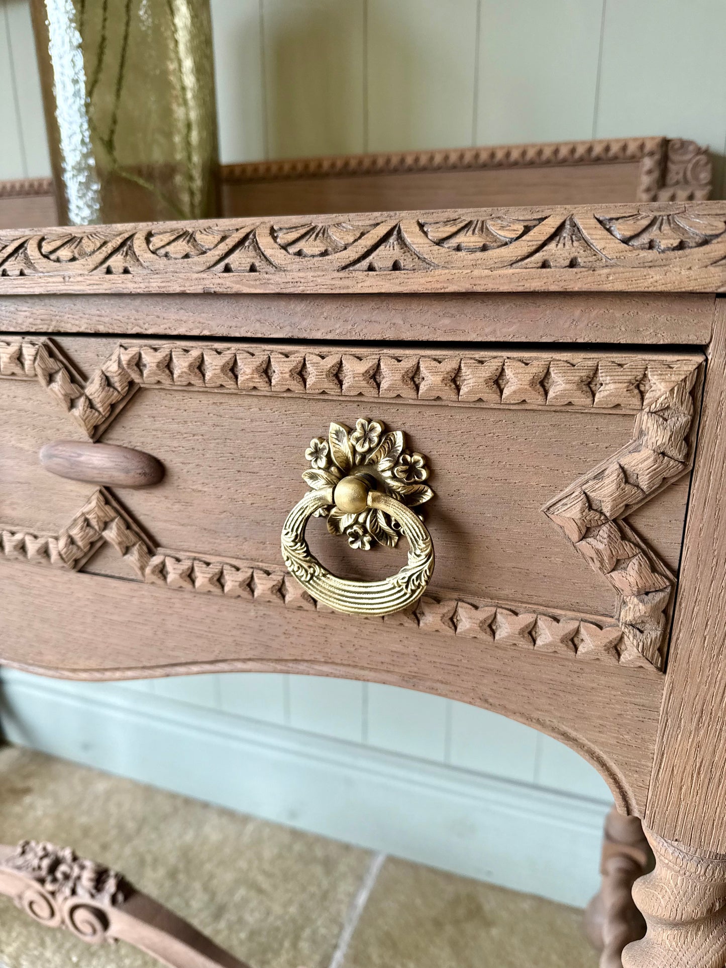 Beautiful Carved Oak Console Table (121cm wide)