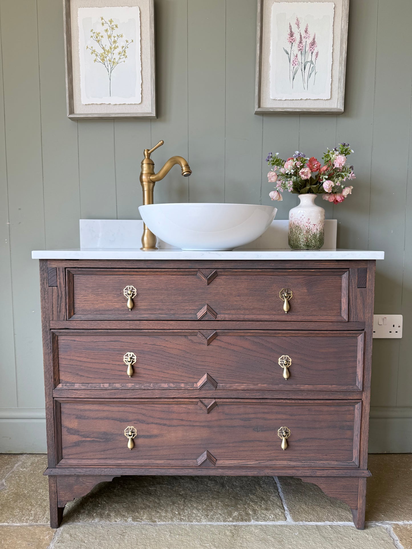 Vintage Single Vanity Sink, Quartz top, Upstand and basin. (89cm wide)