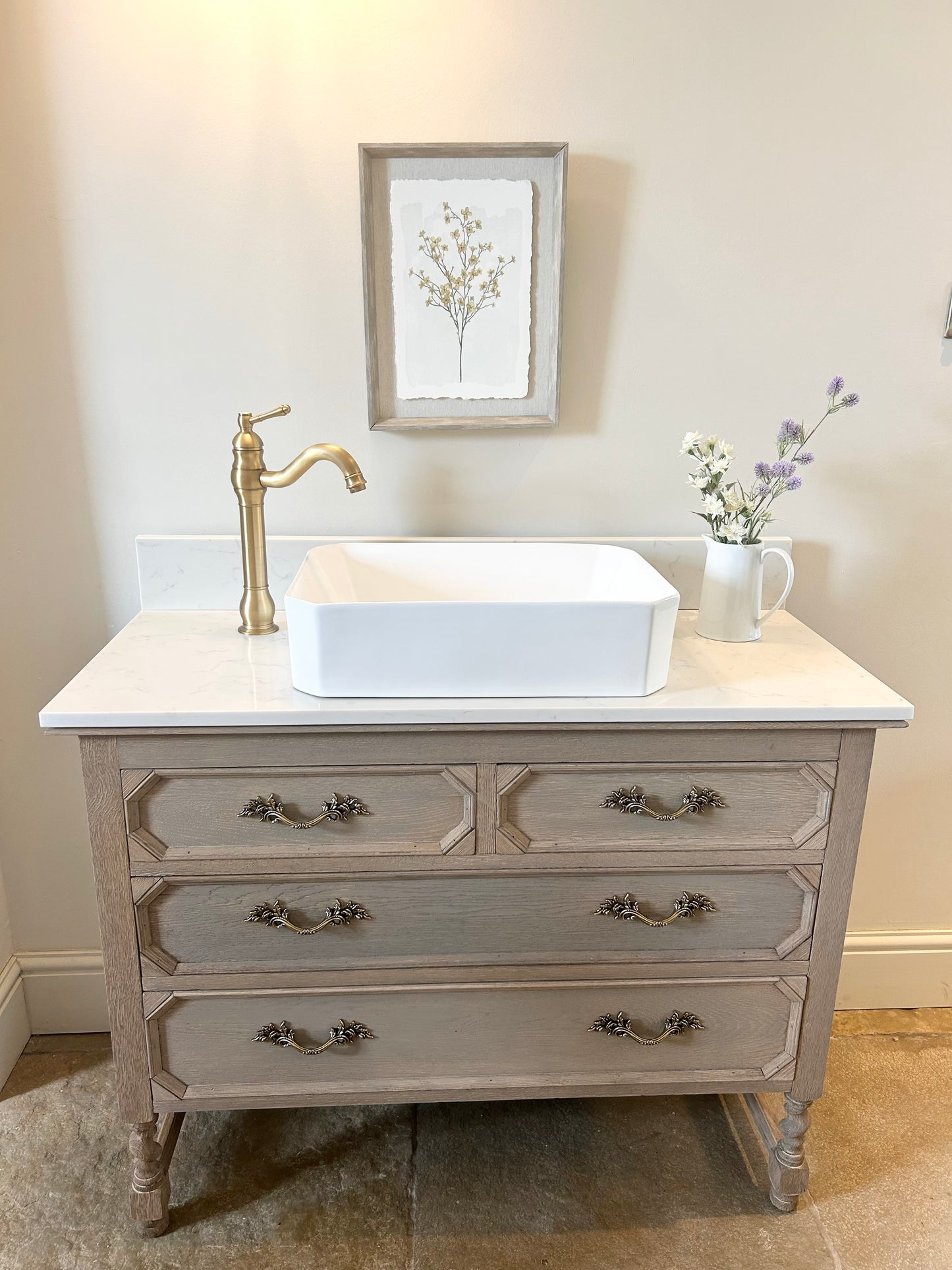 Large Single Vanity Sink Unit with quartz top. 107cm wide