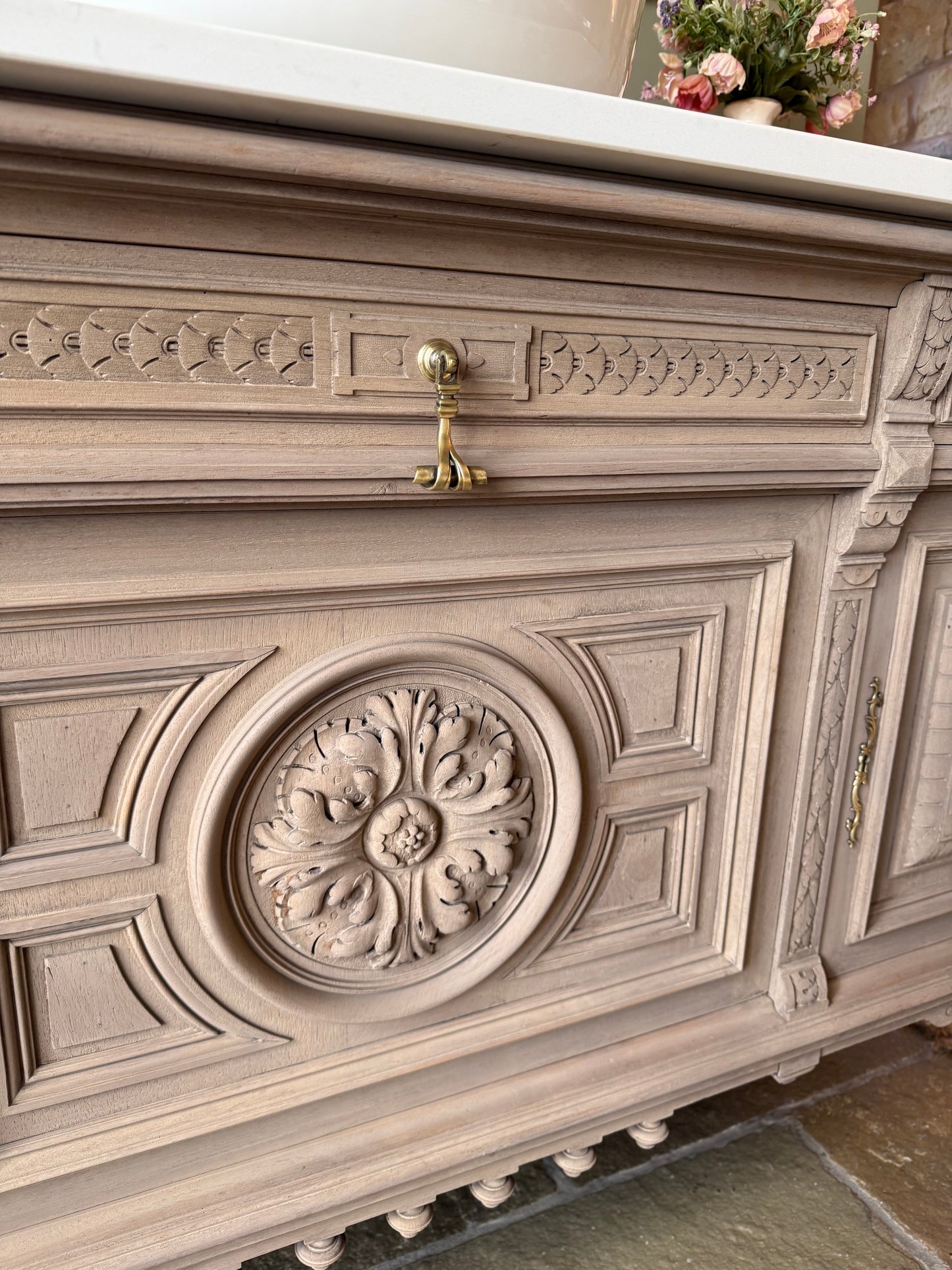 Beautiful Double/single Vanity Sink, antique Solid Oak, Carrara Quartz top, Upstand and basins (152cm)