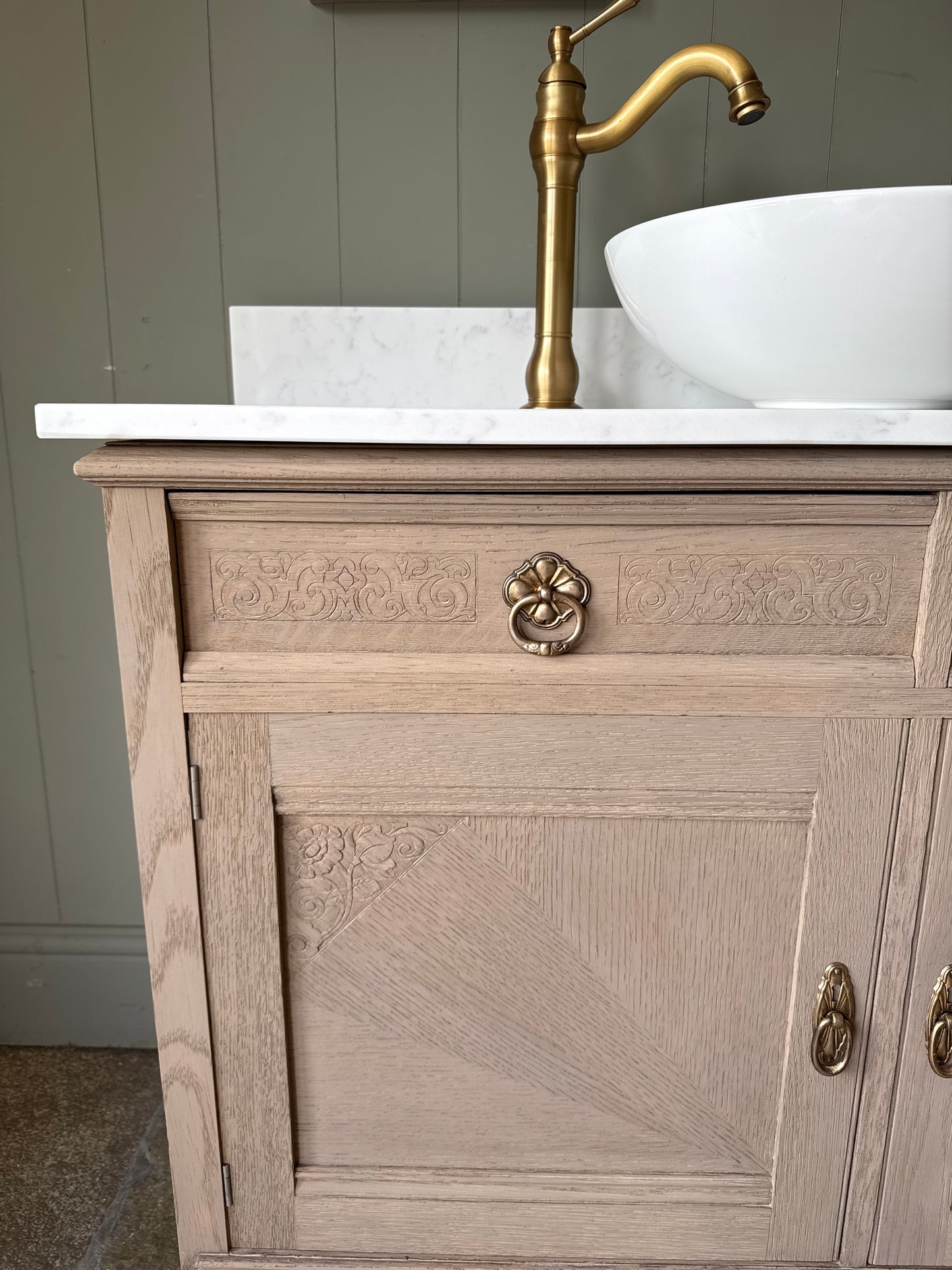 Single Vintage Vanity Sink, Carrara Quartz top, Upstand and basin (111cm wide)