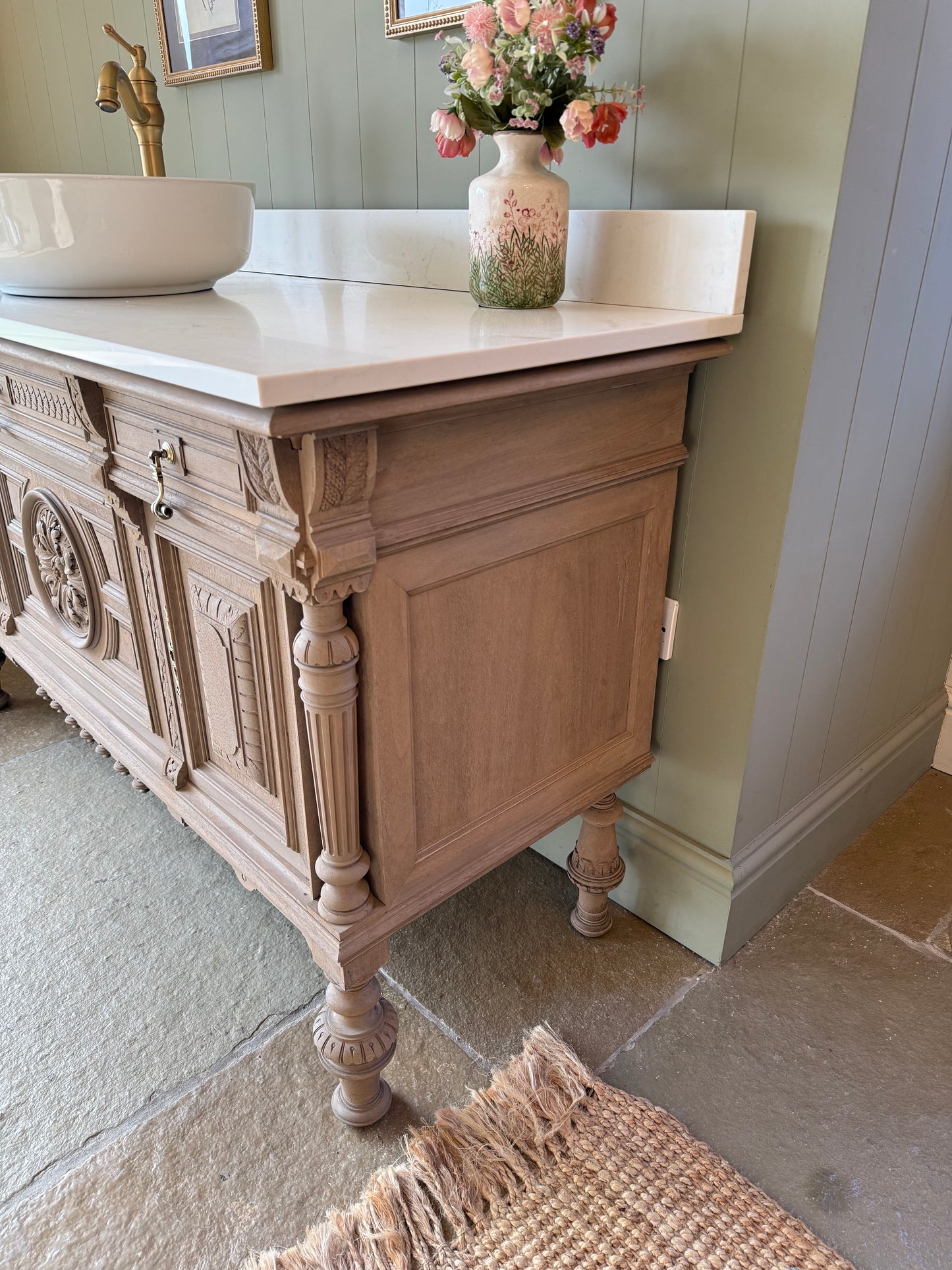 Beautiful Double/single Vanity Sink, antique Solid Oak, Carrara Quartz top, Upstand and basins (152cm)