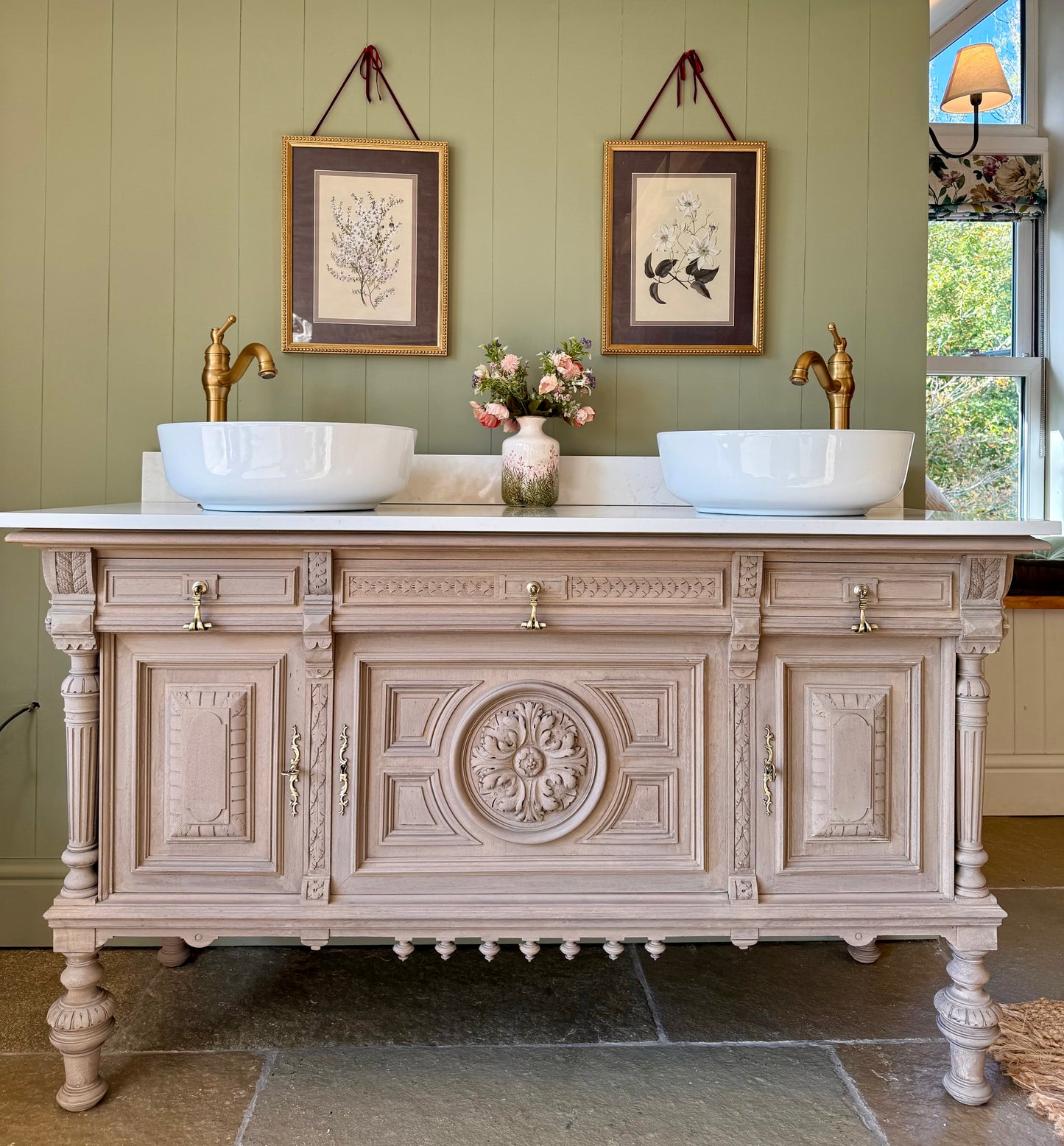 Beautiful Double/single Vanity Sink, antique Solid Oak, Carrara Quartz top, Upstand and basins (152cm)