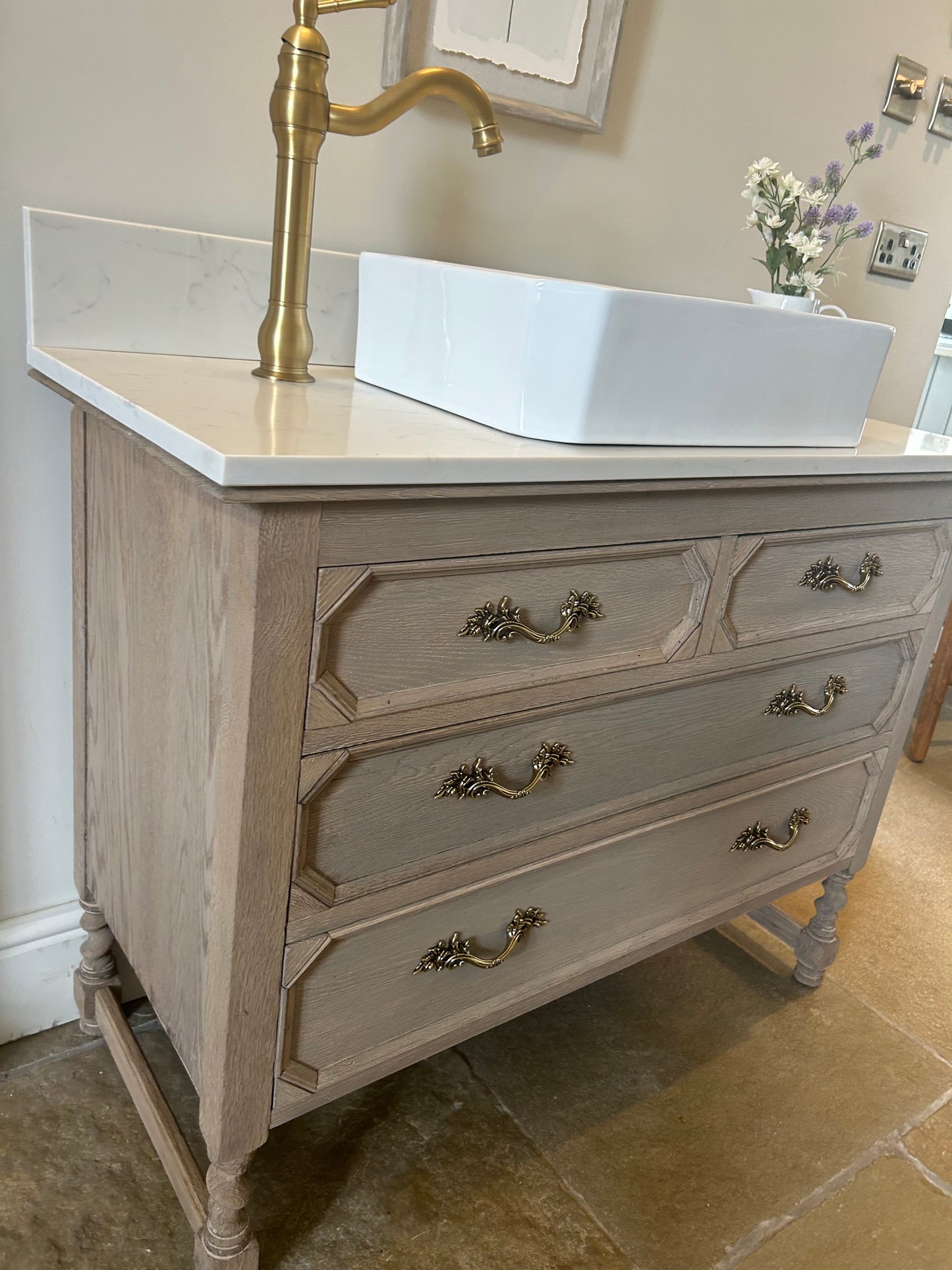 Large Single Vanity Sink Unit with quartz top. 107cm wide