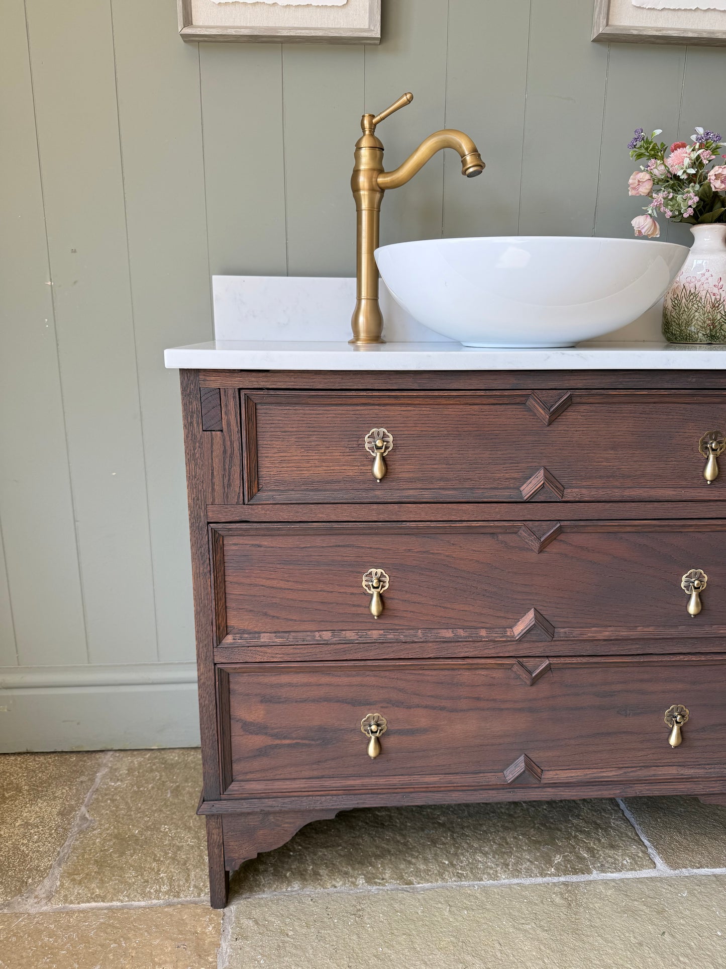 Vintage Single Vanity Sink, Quartz top, Upstand and basin. (89cm wide)