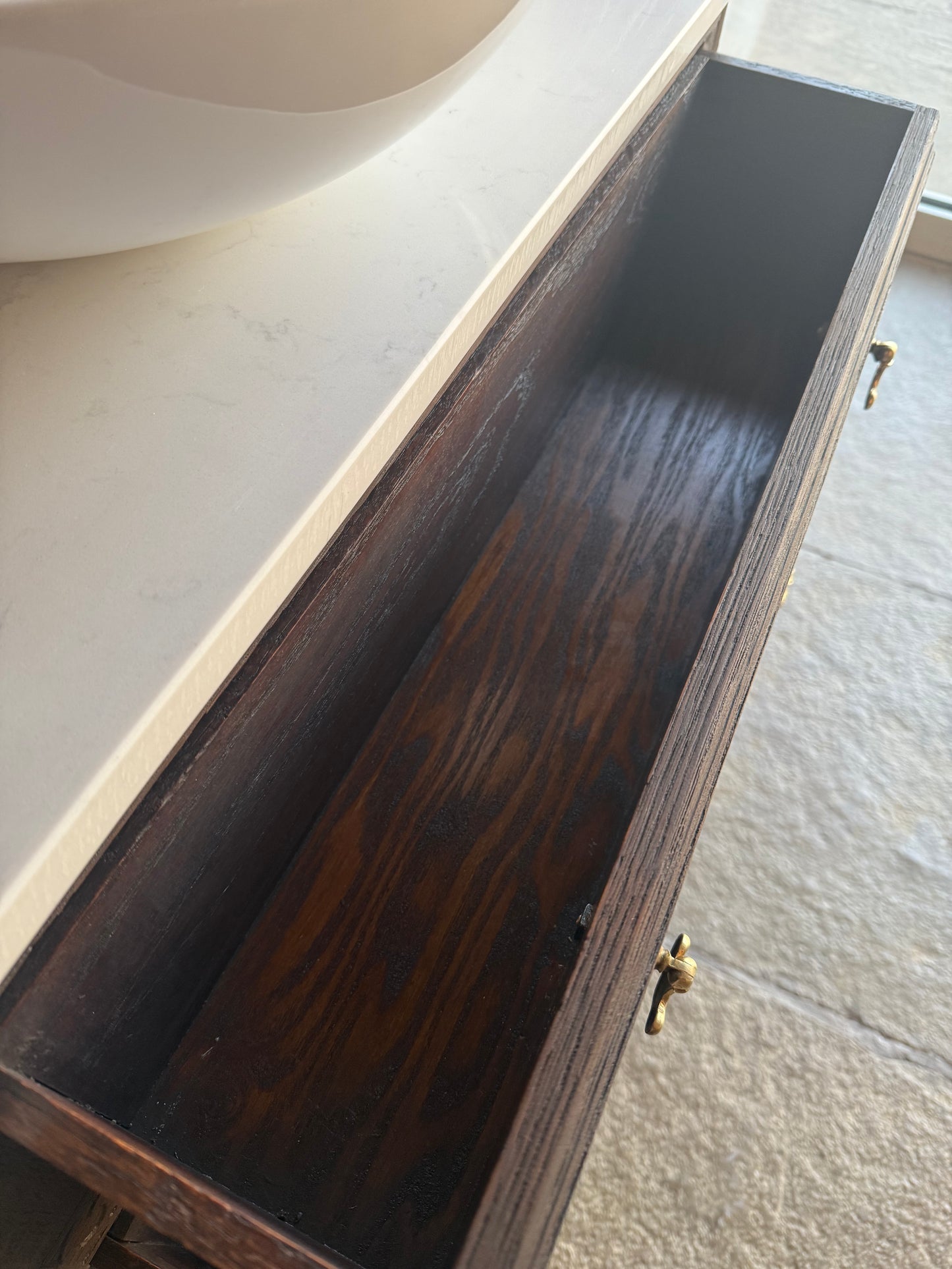 Small Vintage vanity Sink, Quartz top, Upstand and basin. (75.5cm wide)