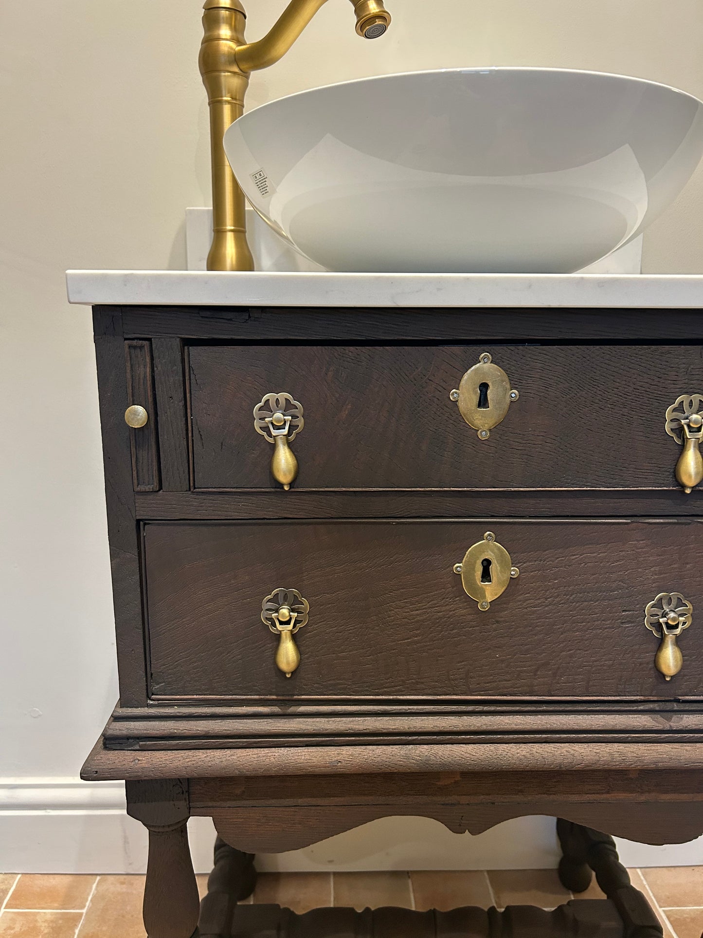 Small Antique/vintage oak Cloakroom Vanity Sink with quartz/marble top, basin and Upstand. 54.5cm wide