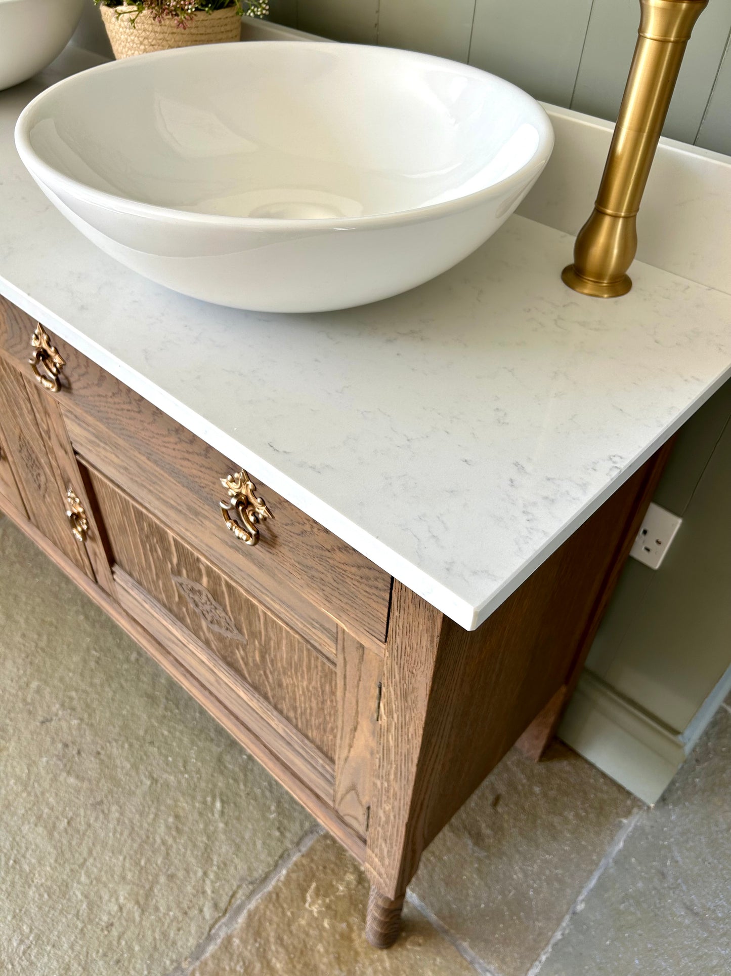 Mid Oak Vintage Double Vanity Sink, Carrara quartz top, two basins and upstand. (139cm wide)