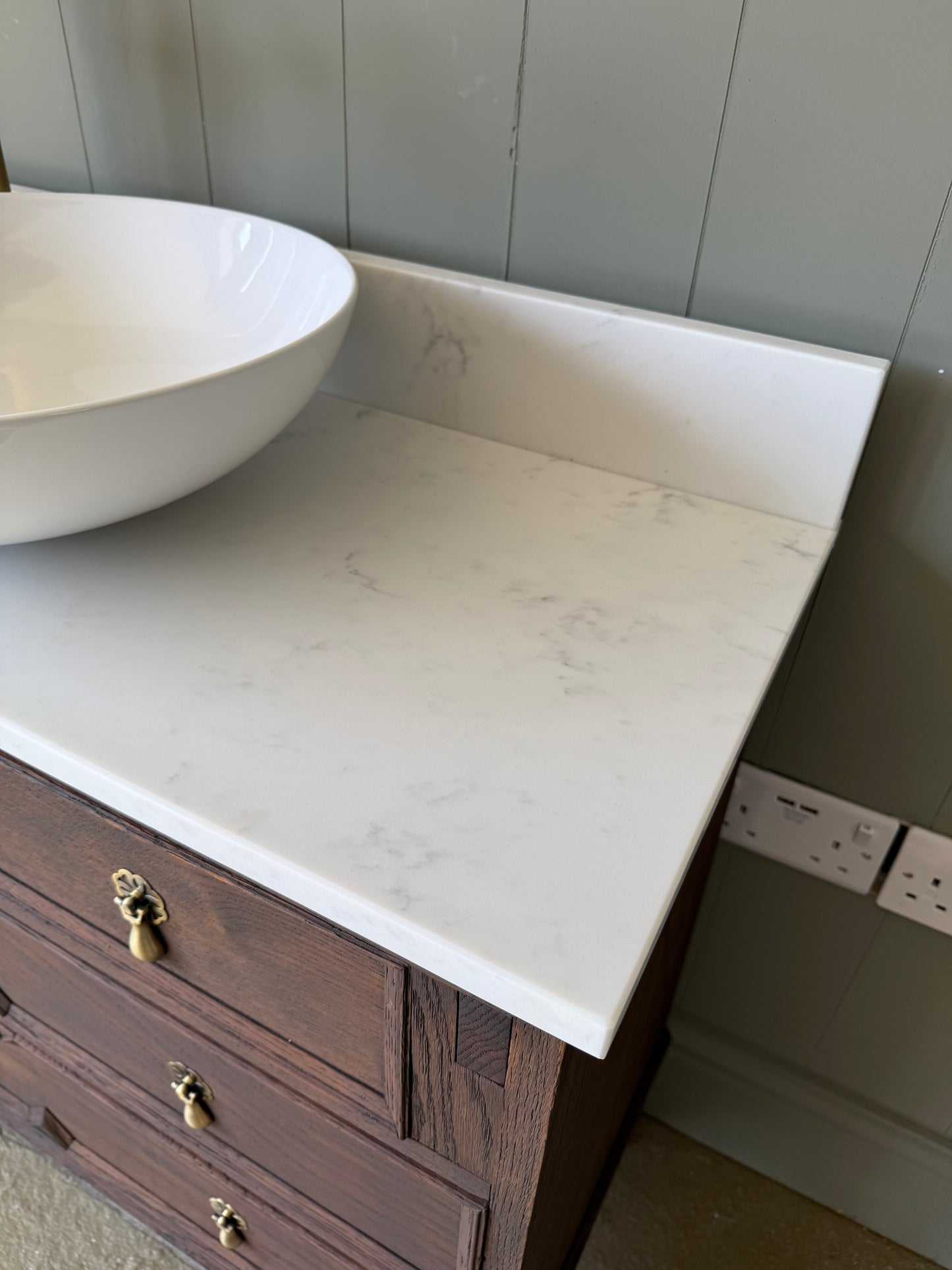 Vintage Single Vanity Sink, Quartz top, Upstand and basin. (89cm wide)