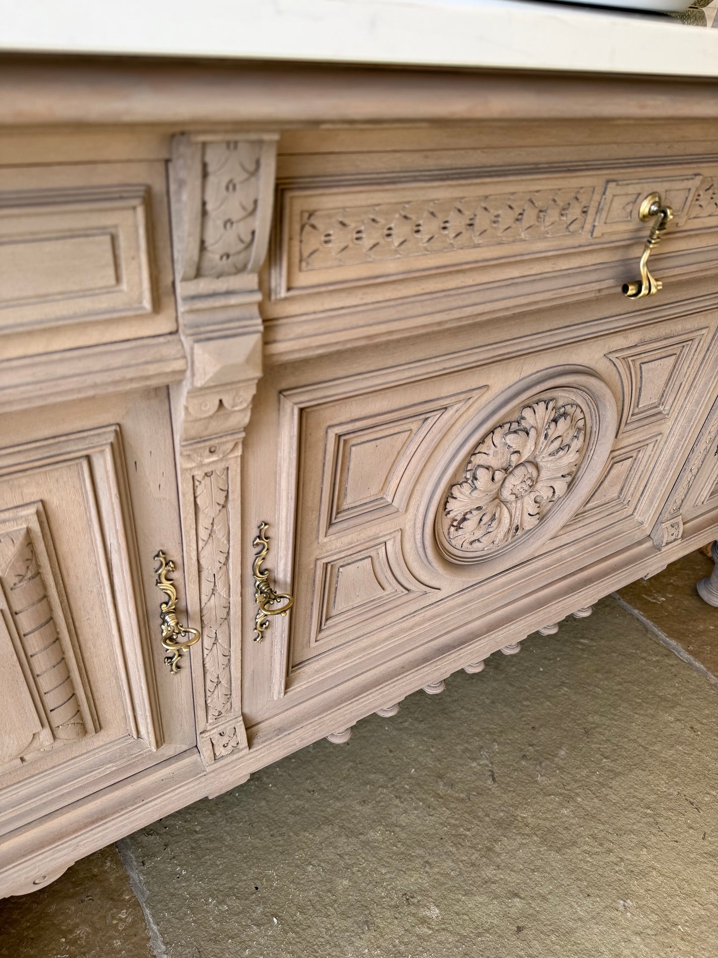 Beautiful Double/single Vanity Sink, antique Solid Oak, Carrara Quartz top, Upstand and basins (152cm)