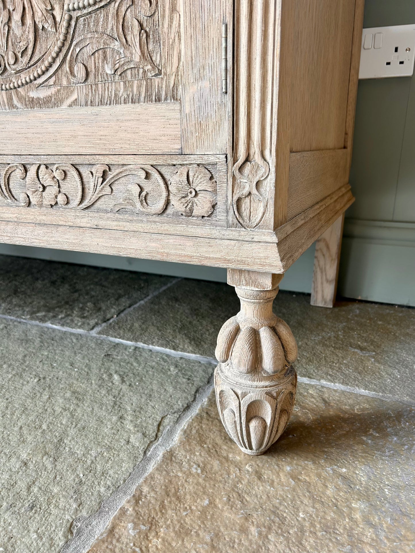 Ornate Vintage Solid Oak Double Vanity sink with Quartz top and Upstand finished in a Light Weathered Oak (124cm wide)