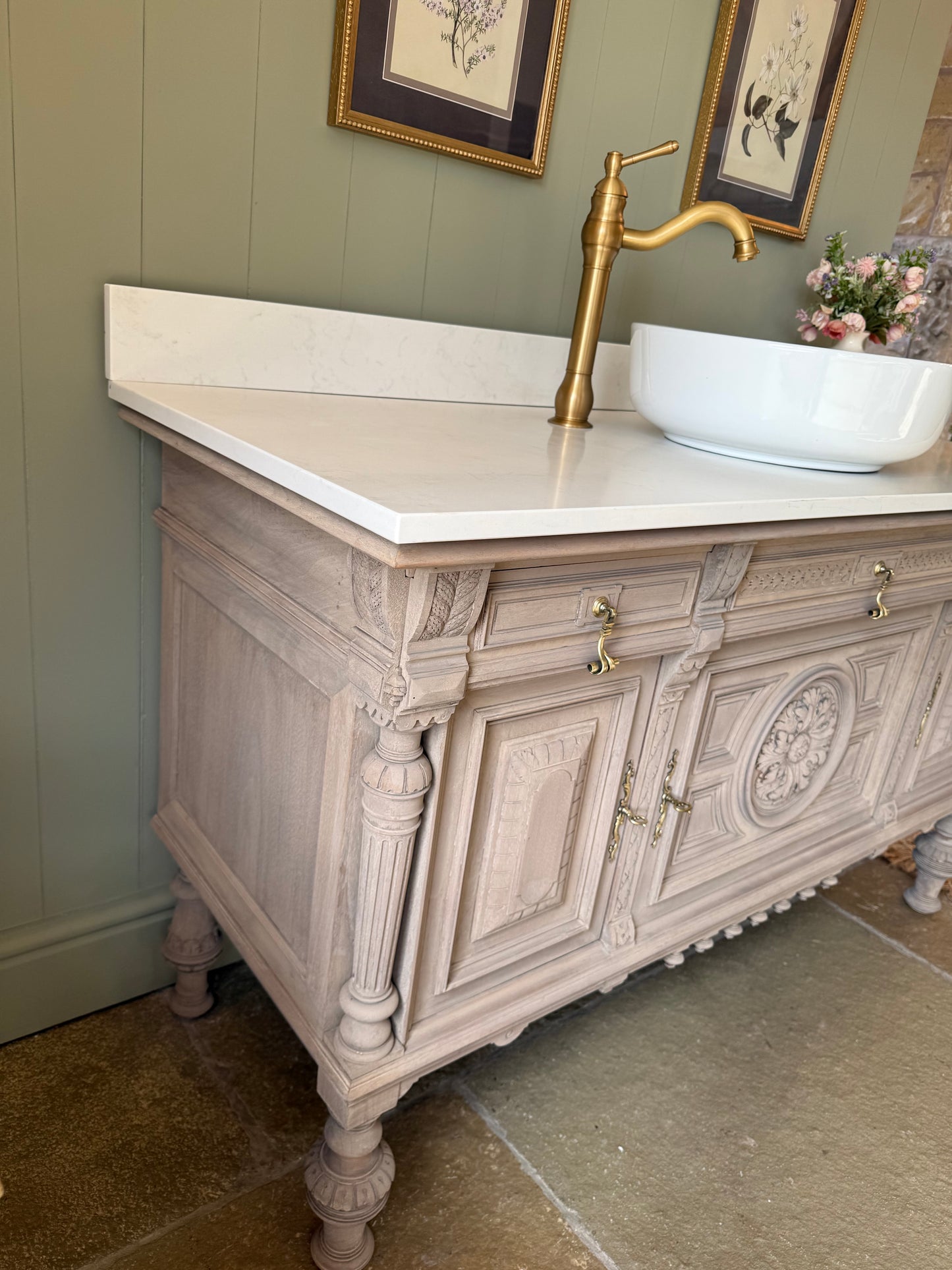 Beautiful Double/single Vanity Sink, antique Solid Oak, Carrara Quartz top, Upstand and basins (152cm)
