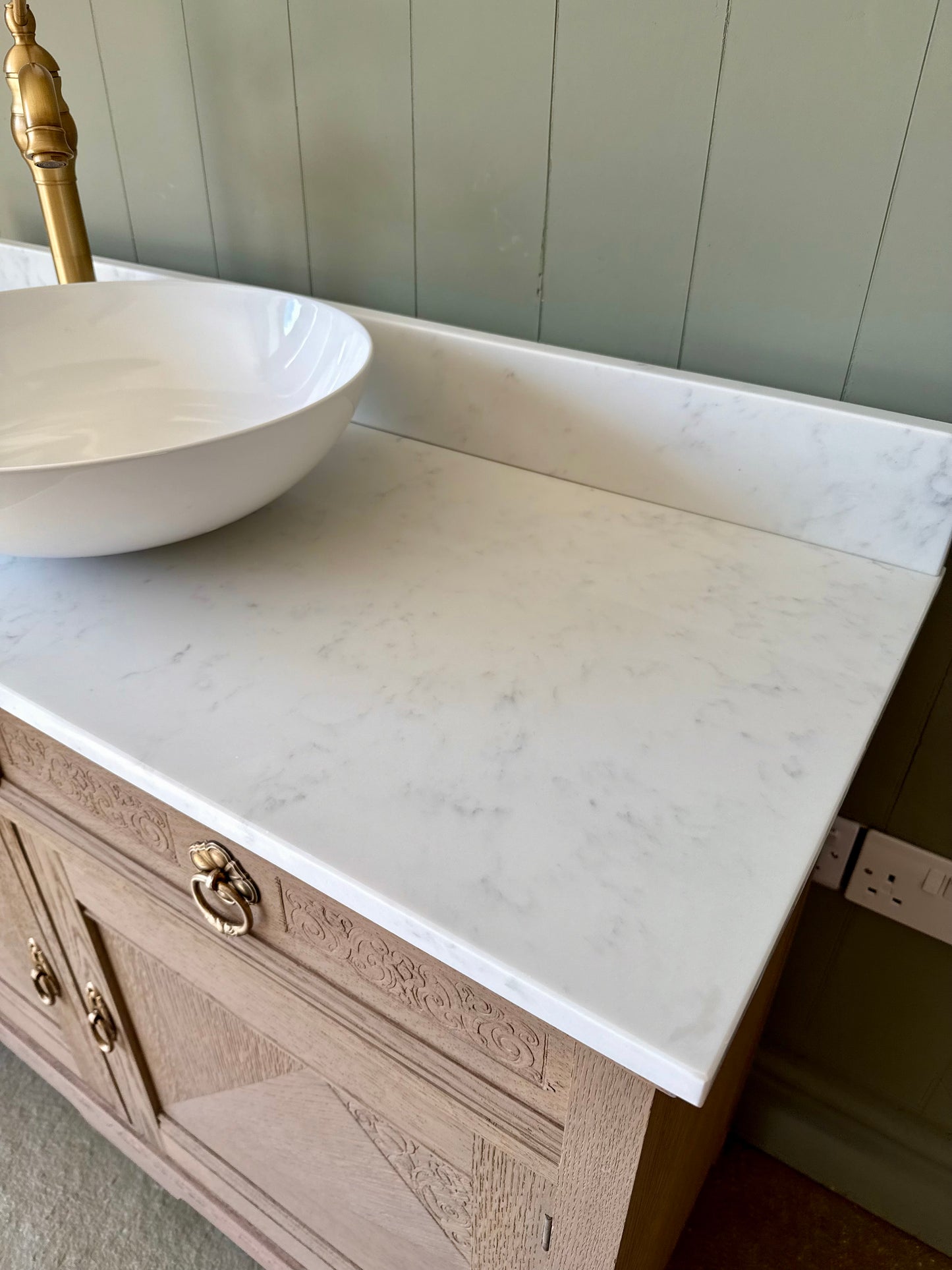 Single Vintage Vanity Sink, Carrara Quartz top, Upstand and basin (111cm wide)