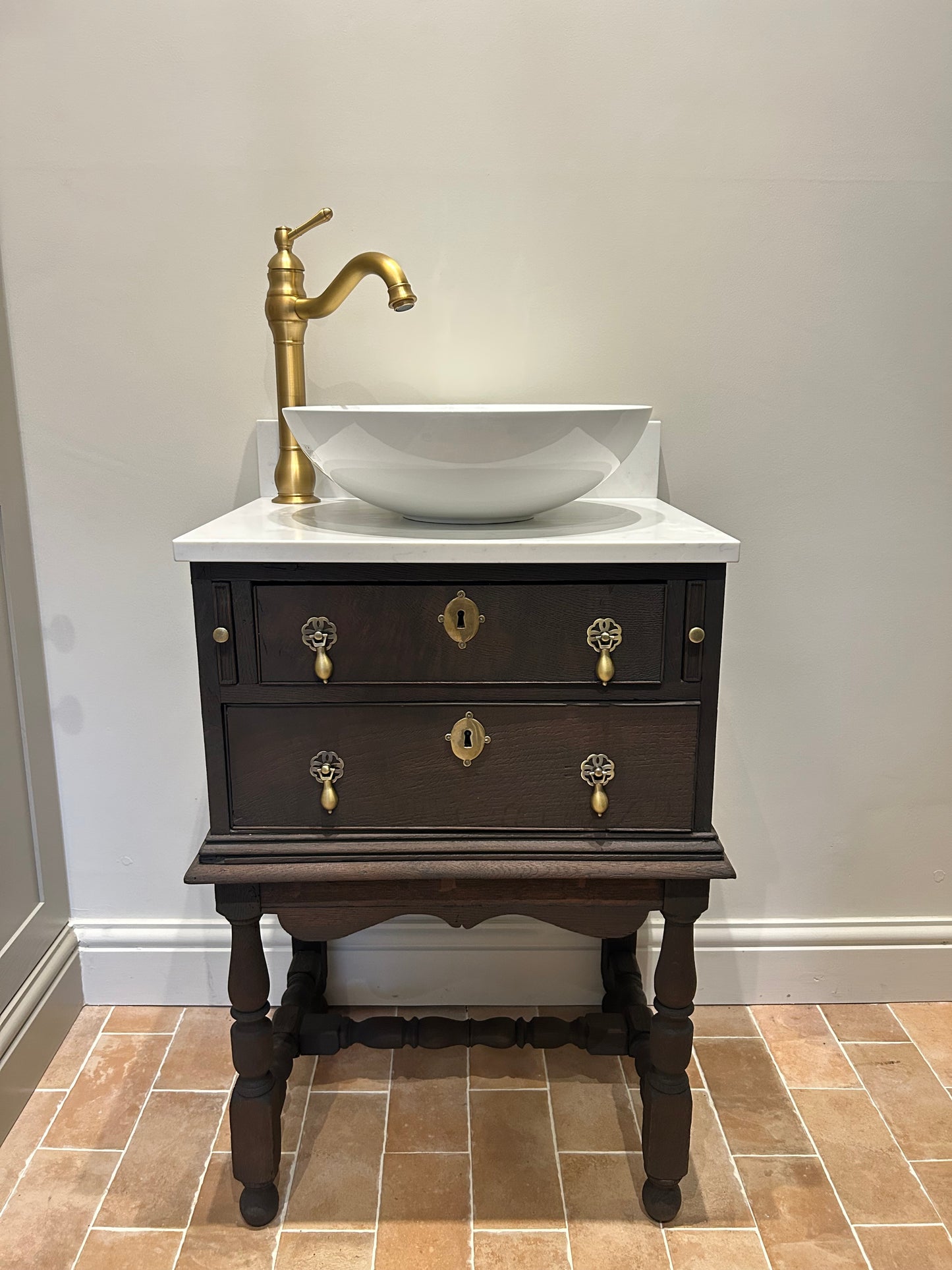 Small Antique/vintage oak Cloakroom Vanity Sink with quartz/marble top, basin and Upstand. 54.5cm wide