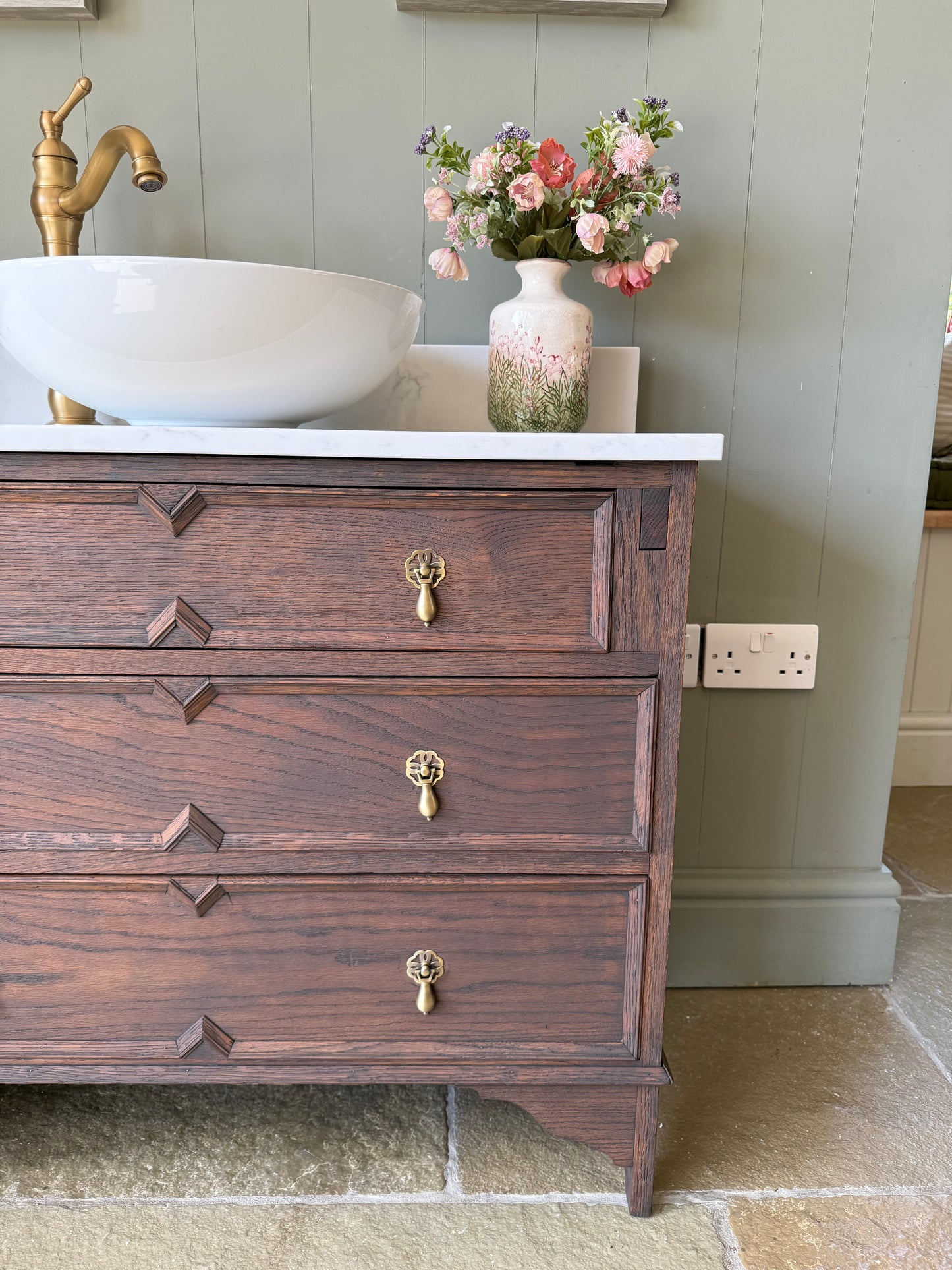 Vintage Single Vanity Sink, Quartz top, Upstand and basin. (89cm wide)