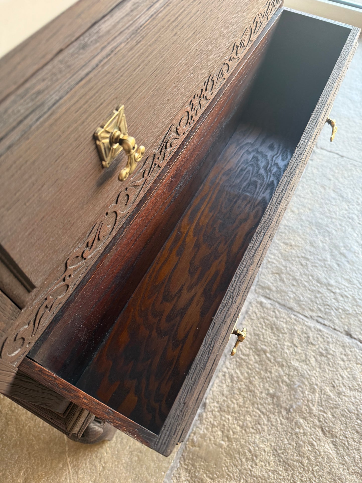 Small Vintage vanity Sink, Quartz top, Upstand and basin. (75.5cm wide)