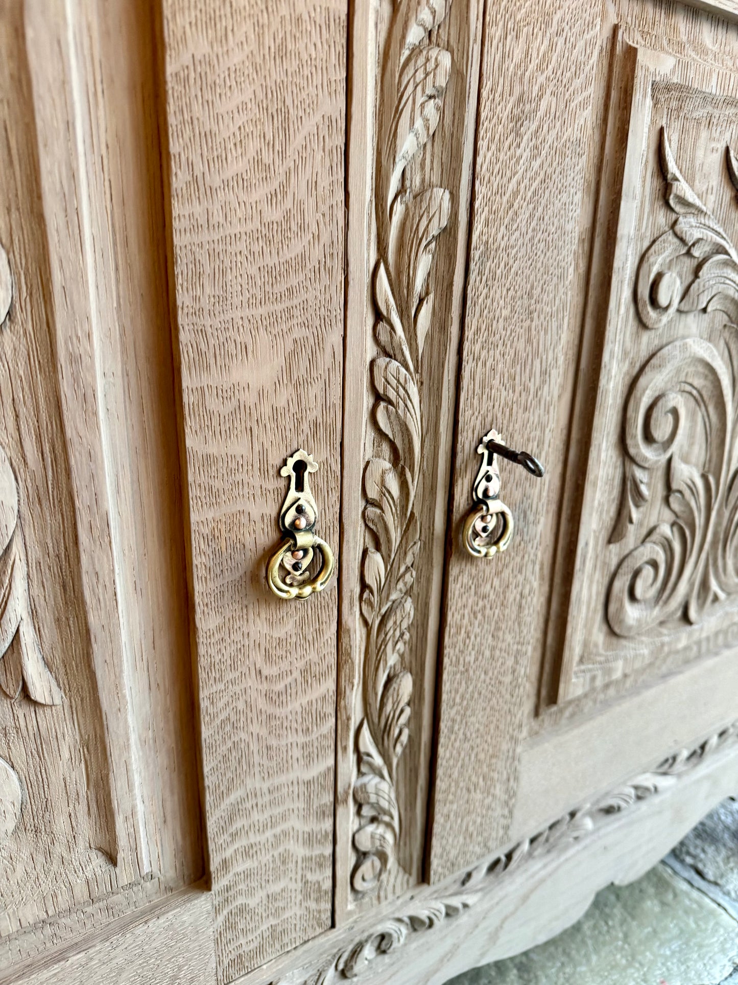 Antique Oak Sideboard with Beautiful Carvings (121 cm)