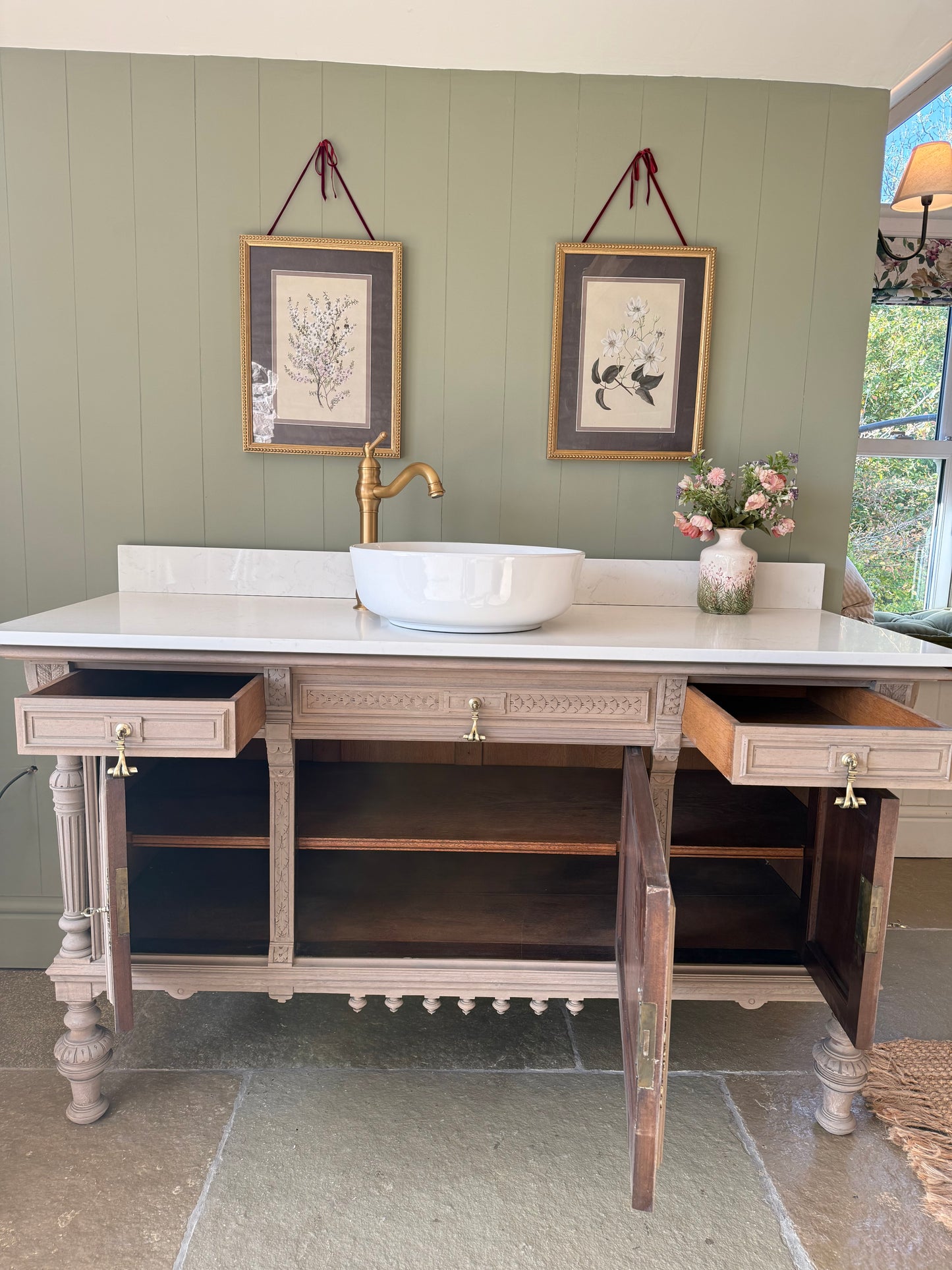 Beautiful Double/single Vanity Sink, antique Solid Oak, Carrara Quartz top, Upstand and basins (152cm)