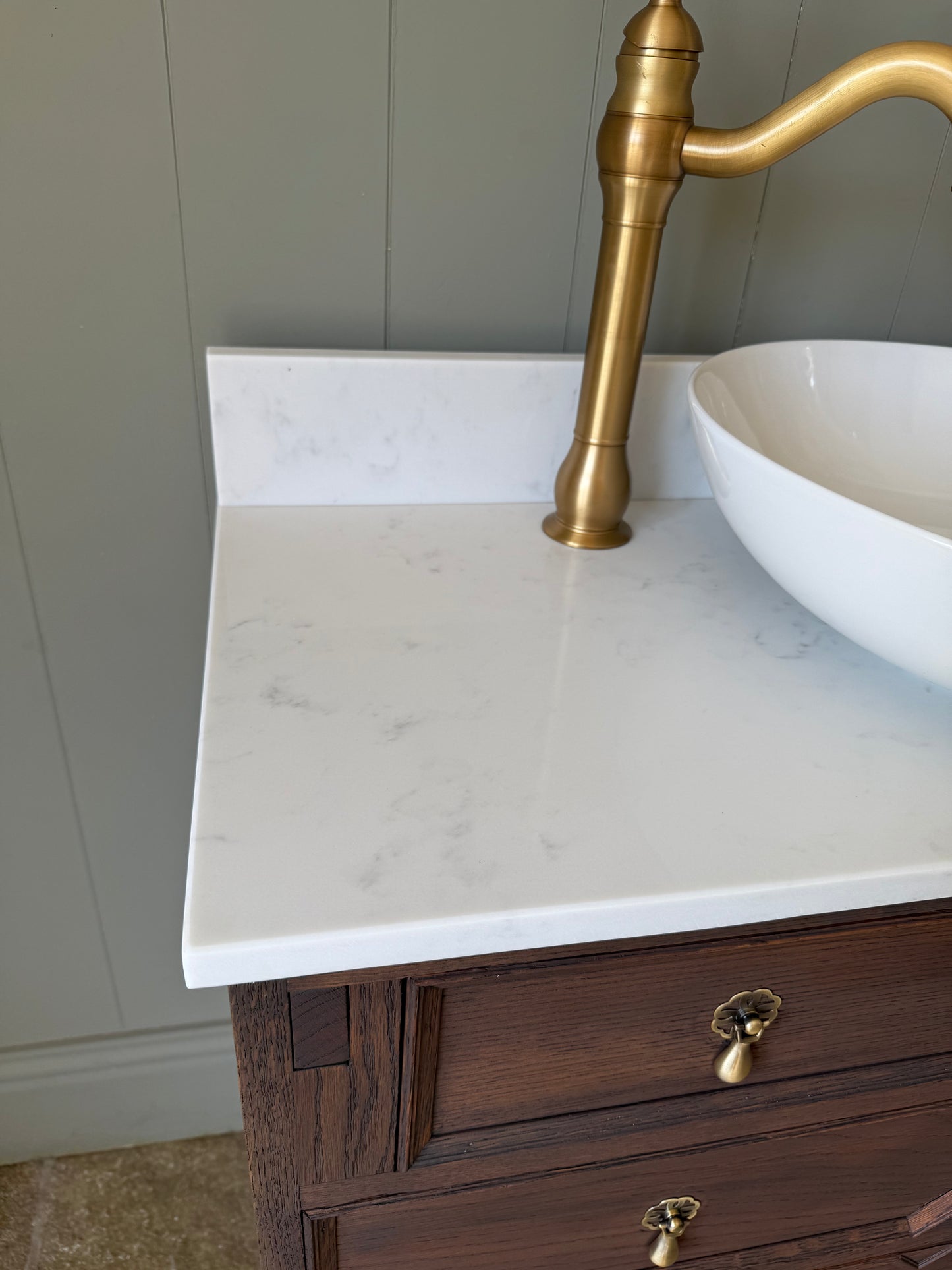 Vintage Single Vanity Sink, Quartz top, Upstand and basin. (89cm wide)