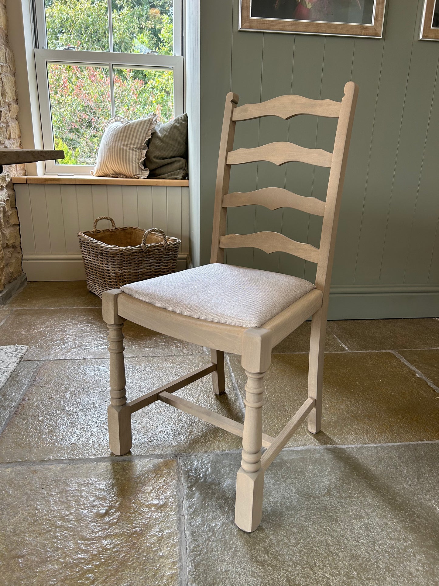 Large Extendable Vintage Solid English Oak 8 Seater Dining Set.